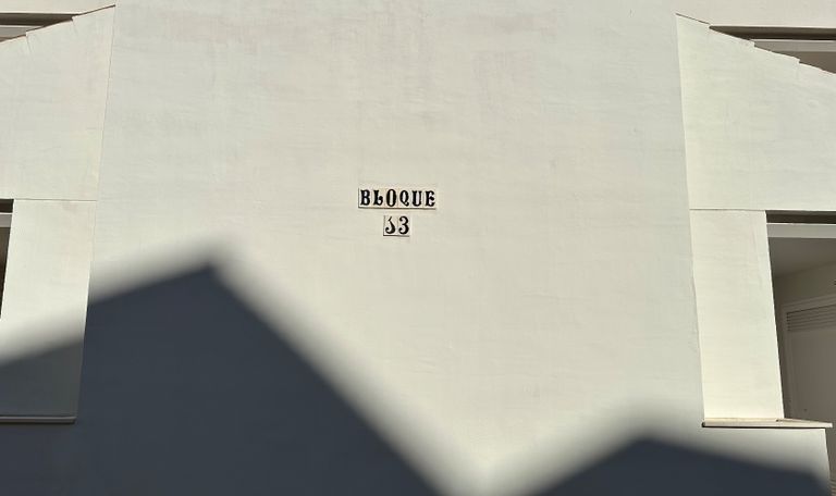 White wall with 'Bloque 13' sign